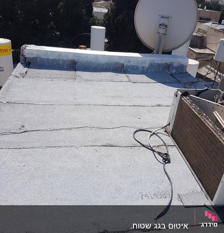 גג אטום עם יריעות ביטומניות וכבלים חשמליים